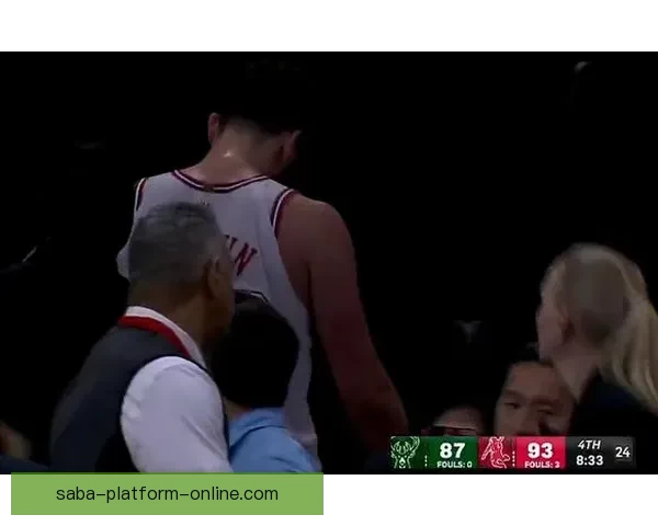 申京疑似腰部受伤比赛中多次捂腰一度被迫返回更衣室