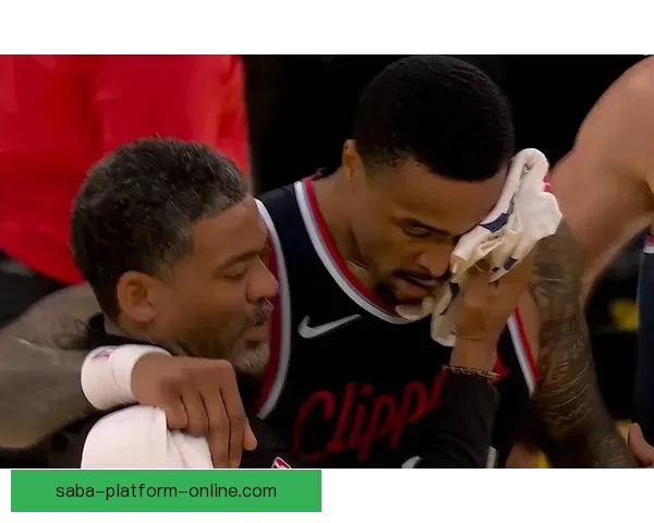 约翰-科林斯与大洛抢板时发生碰撞 已返回更衣室接受检查