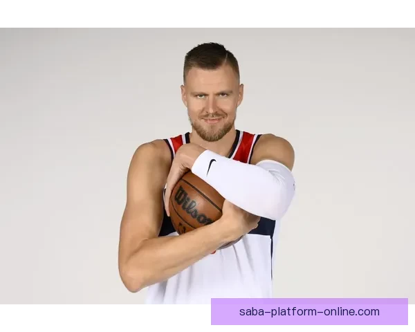 勇士伤兵潮波尔津吉斯罚球时替补席仅剩两人七人缺阵成焦点